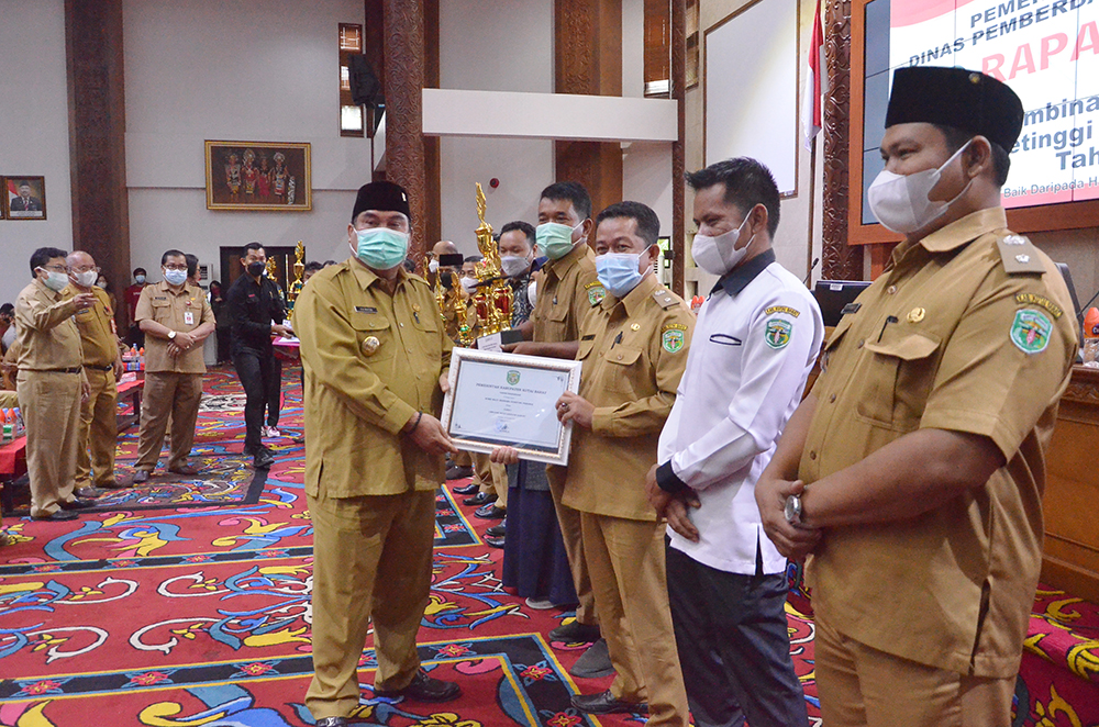 Bupati Serahkan Juara Lomba Kampung 2021, Penawai dapat  Juara pertama untuk Kategori LBS dan BUMK